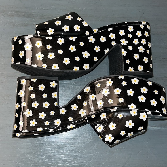 Wild Pair Womens Melborne Black w White Daisy Patent Platform Sandals Black 9 M - Picture 7 of 14